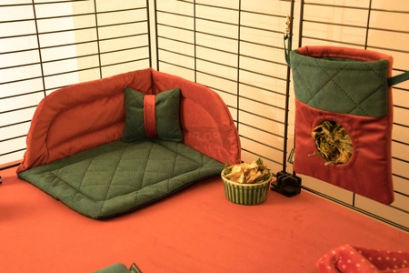 Świąteczne legowisko narożne dla małych zwierząt 2025