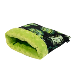 Norka śpiworek w liście na czarnym tle