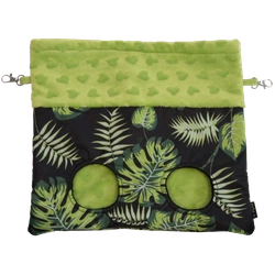 Duży paśnik na dużo sianka w liście na czarnym tle