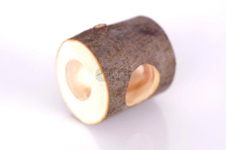 Paśnik / wydrążony pień z jabłoni pokryty korą do gryzienia