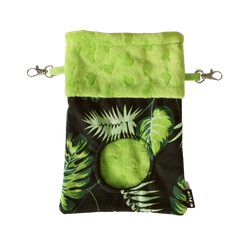 Paśnik tekstylny w liście na czarnym tle a zioła i suszone warzywa dla szczurów